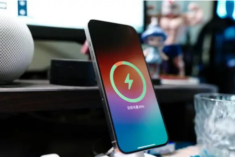 通川苹果15换屏服务分享用什么充电器给iPhone15充电更好 